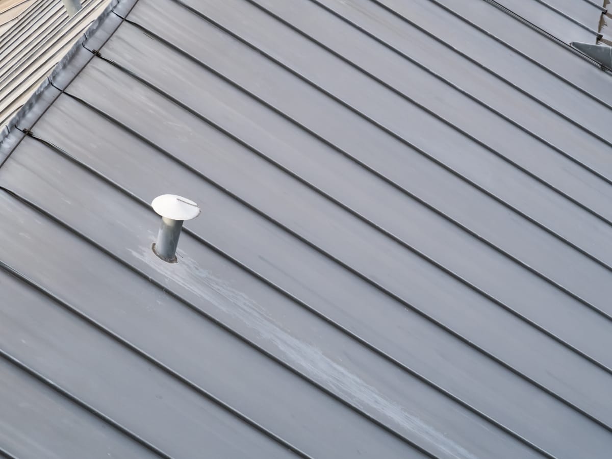 Vue détaillée d'une toiture en métal