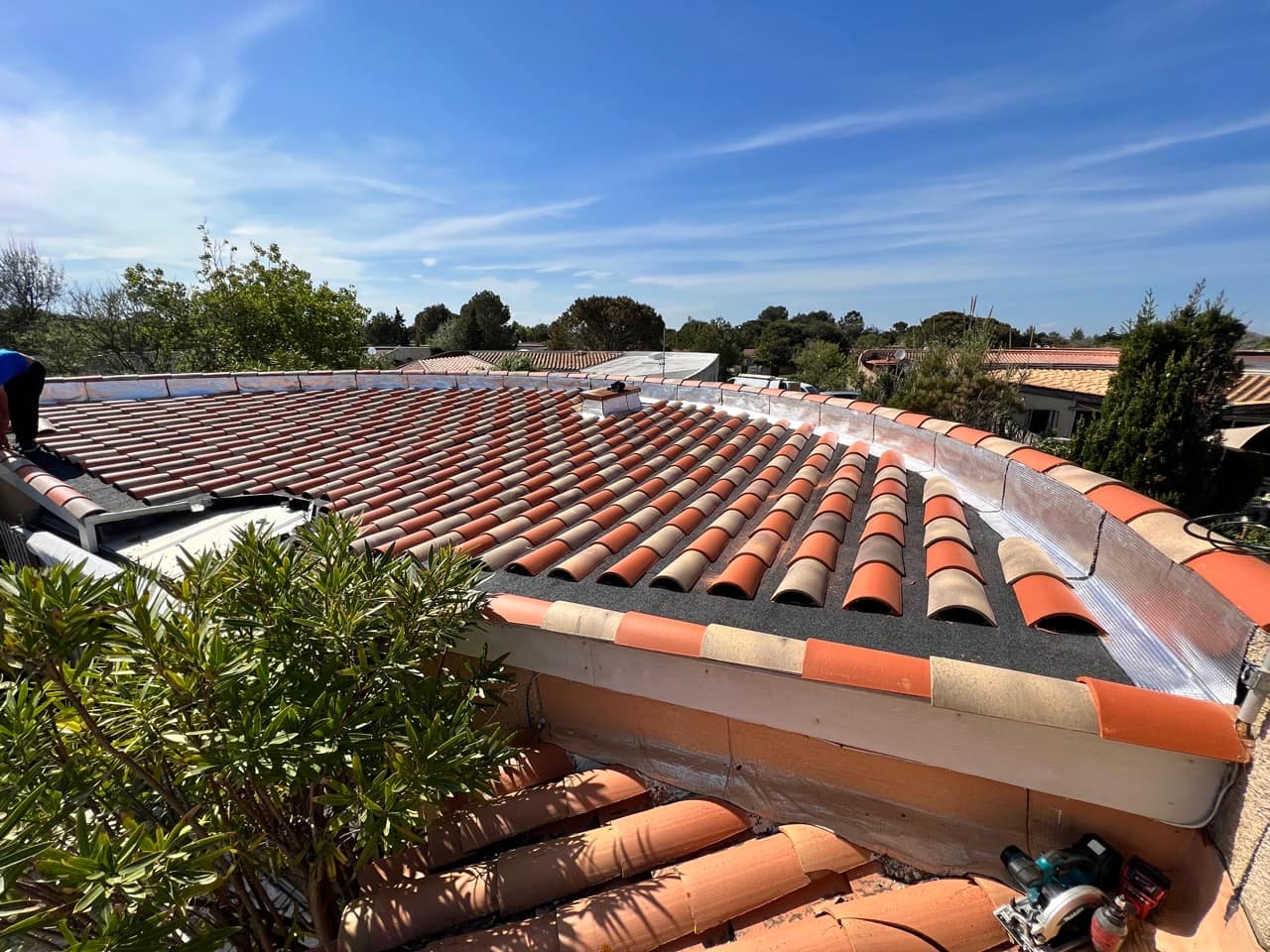 Vue d'ensemble d'une toiture avec tuiles de différentes couleurs